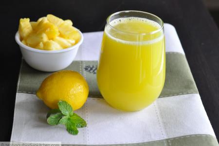 Tu so najpomembnejši razlogi, zakaj je k limonadi dobro dodati ananas